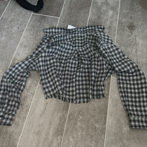 Plaid Cropped Button-Up Shirt - Picture 4 of 4